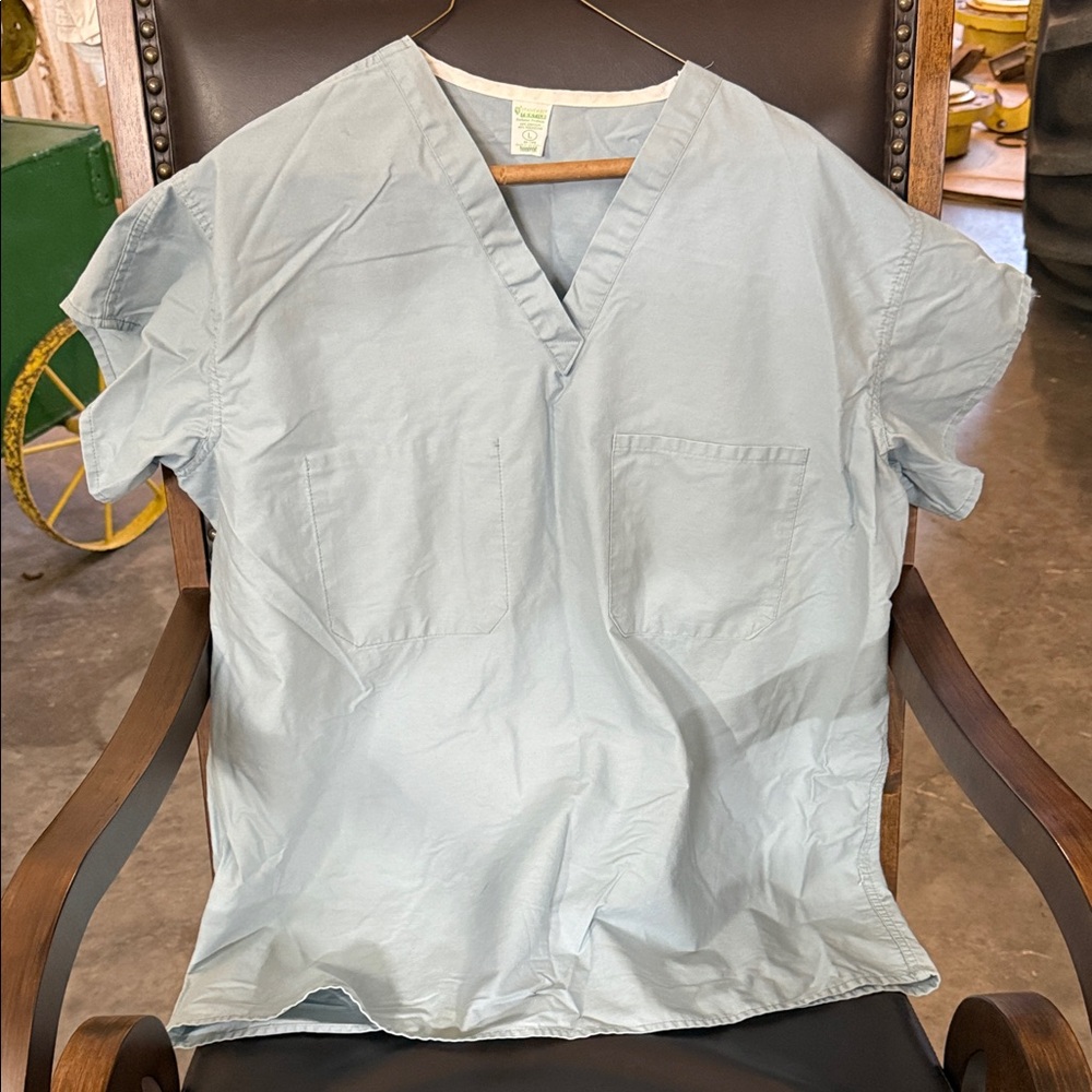 Light Blue Men's V-Neck Scrub Top - Large